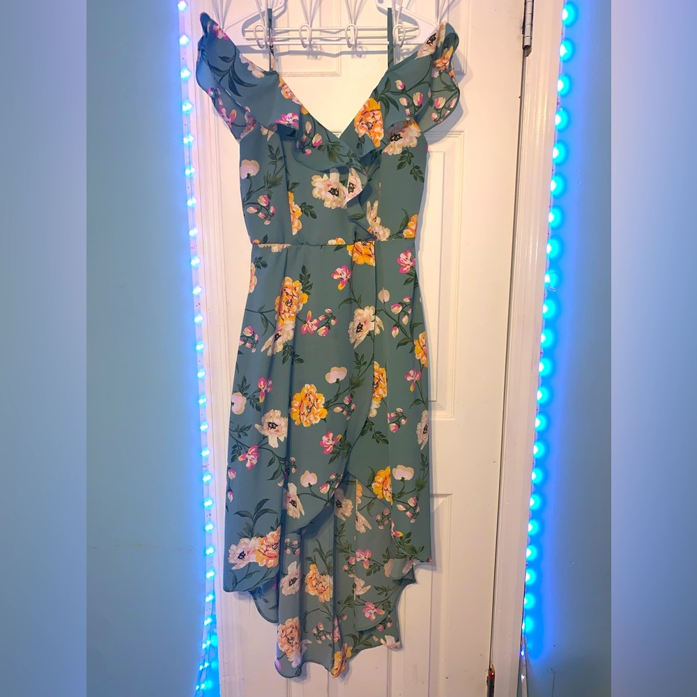 Graduation Dress with train. Floral patterns. Spaghetti strap and off shoulder